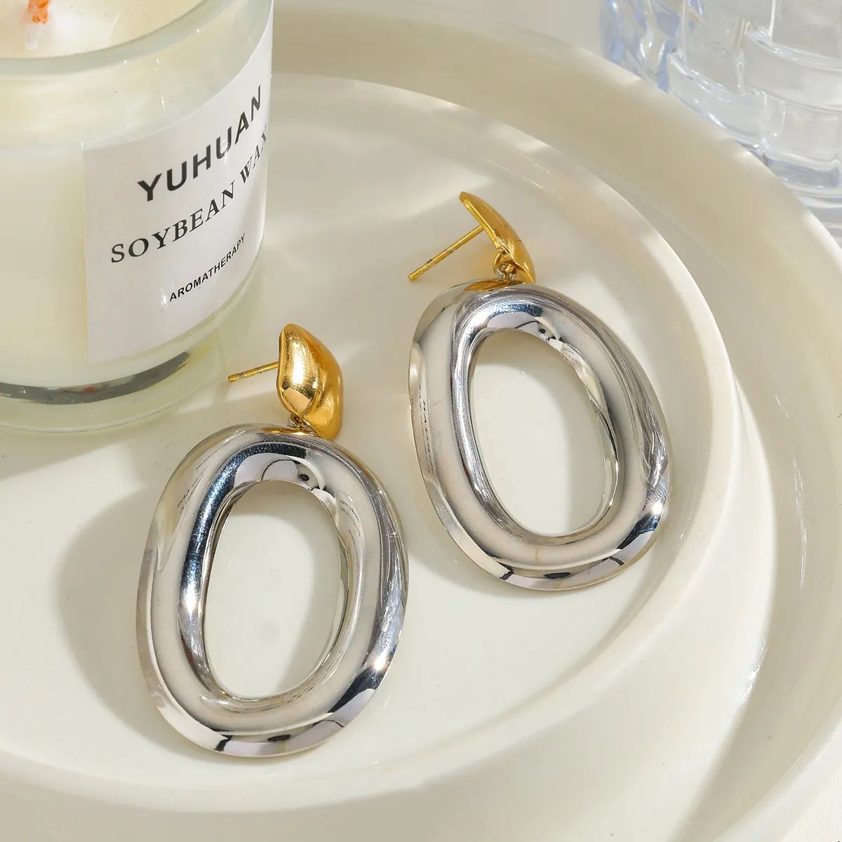 Aretes bicolor ovalado plata punto dorado