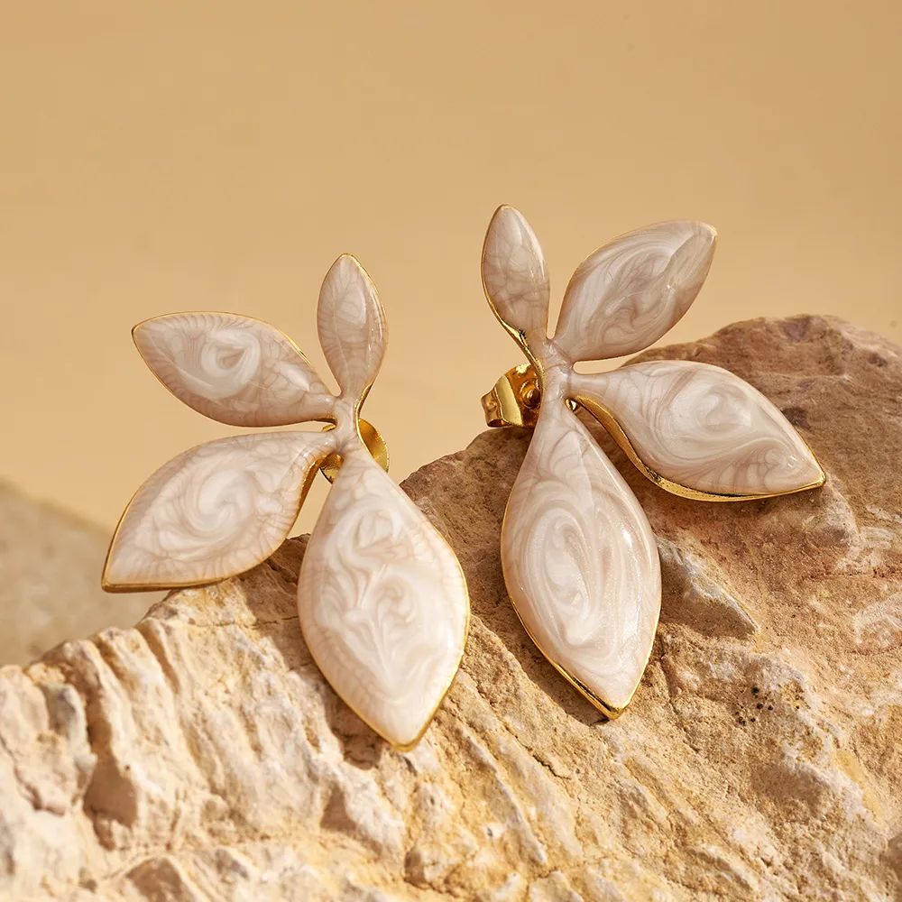 Aretes dorados bipticos esmaltado beige