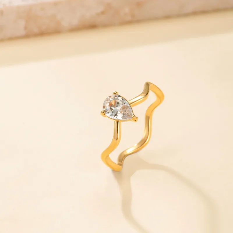 Anillo dorado aro waffleado con circonia blanca