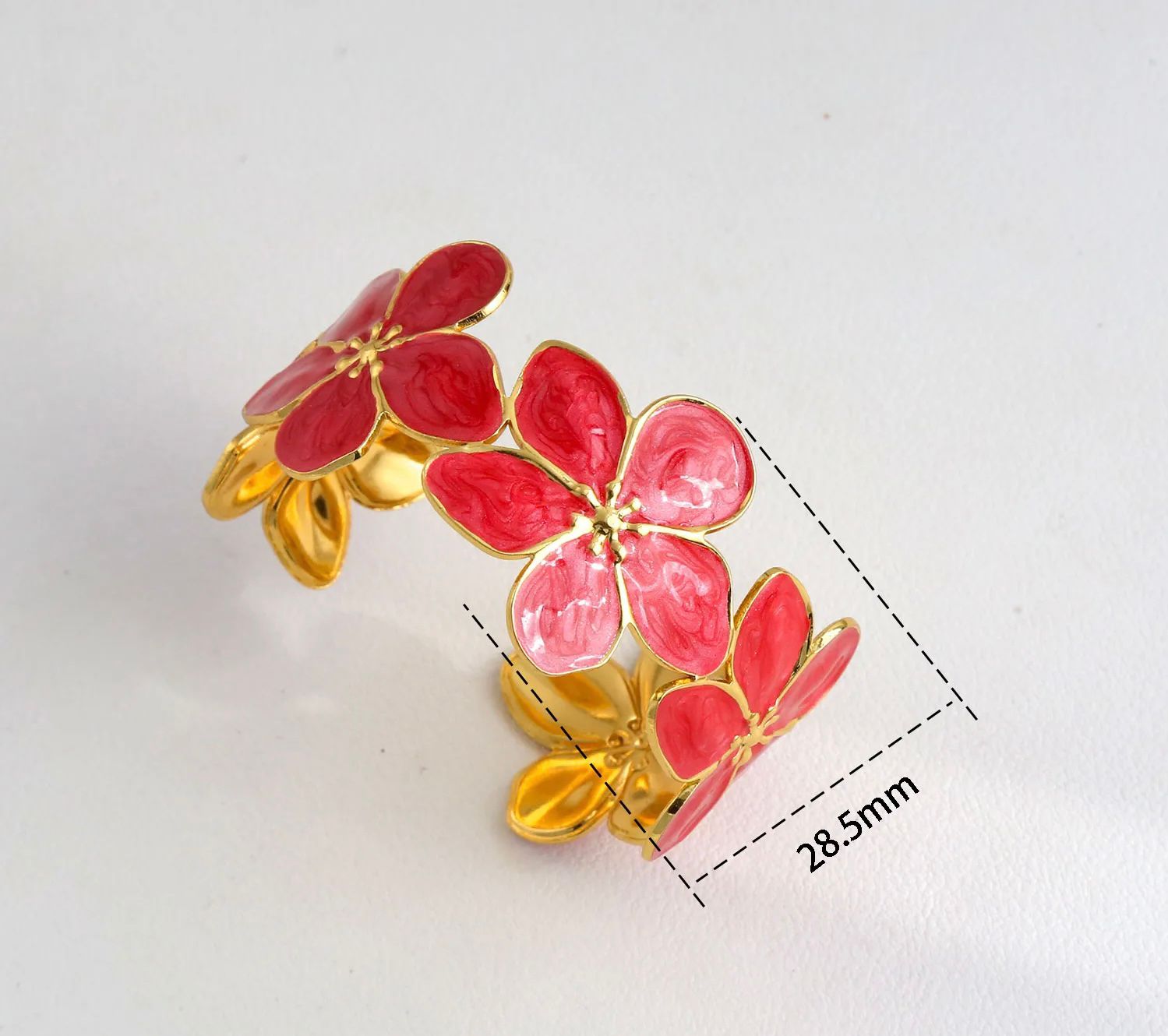 Brazalete dorado abierto guia de flores rojas