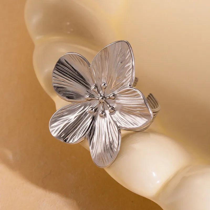 Anillo plateado ajustable flor abierta de 5 pétalos 