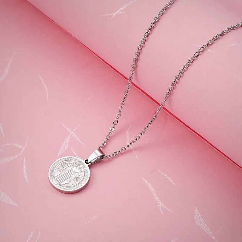 Collar plateado medalla San Benito