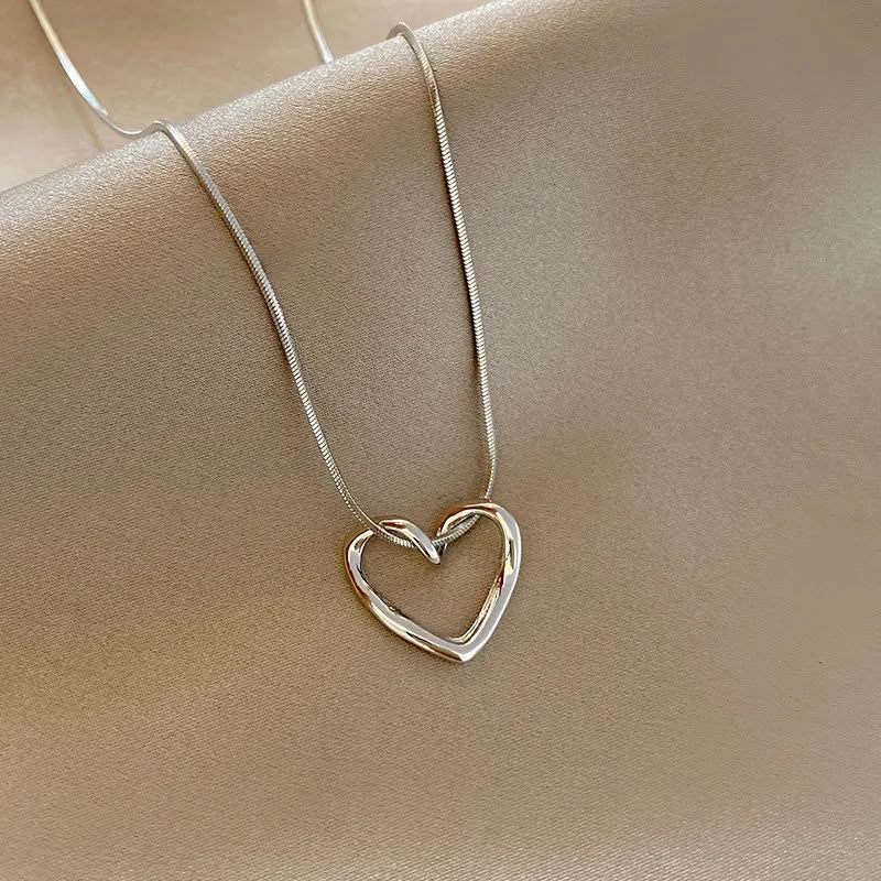 Collar plateado cadena hueso de serpiente corazón entrelazado