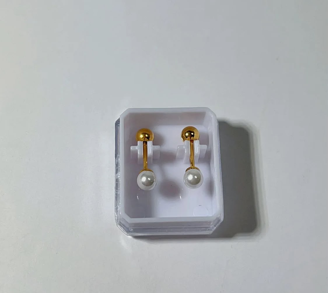 Aretes broqueles dorados mini perla blanca