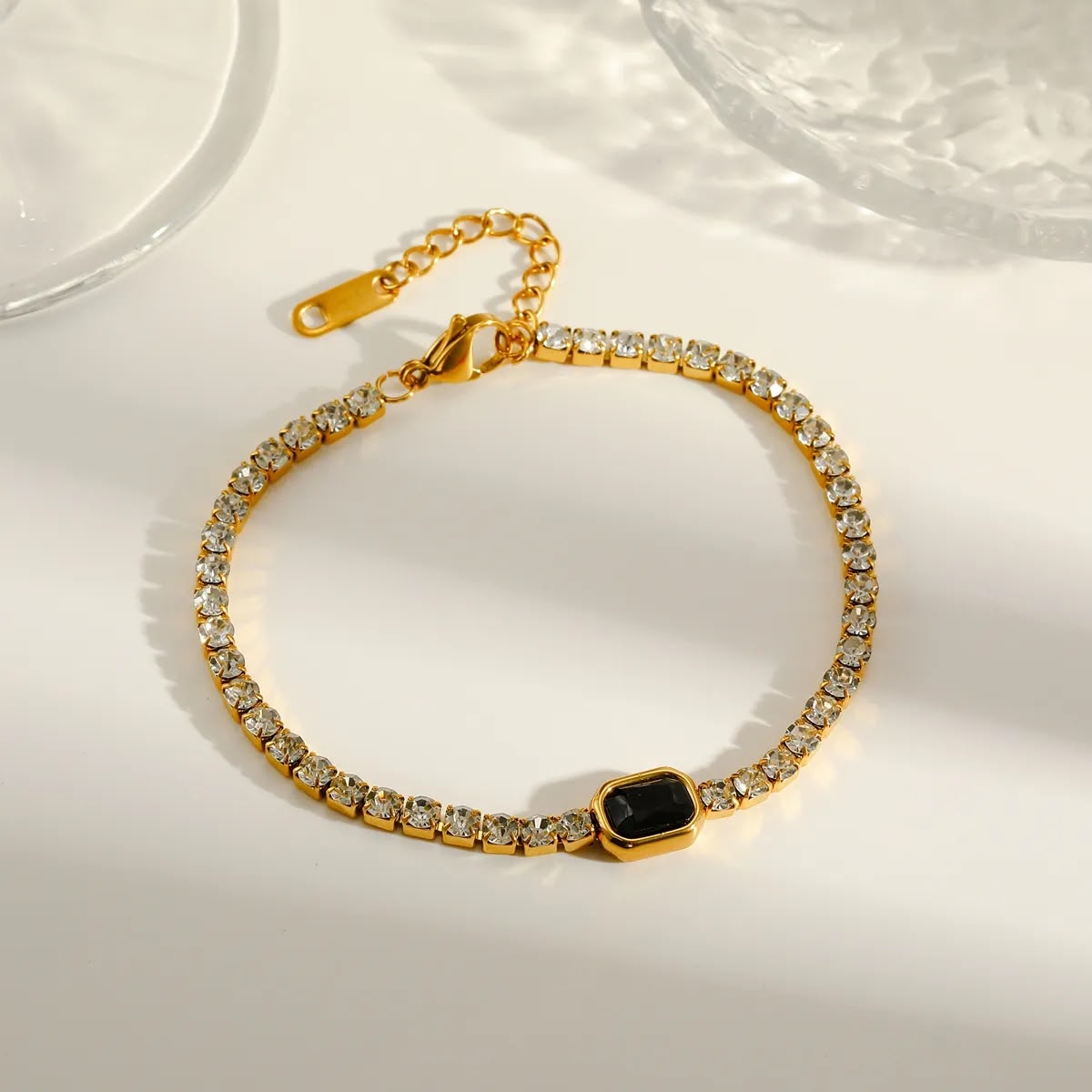 Pulsera dorada de tennis circonia negra al centro