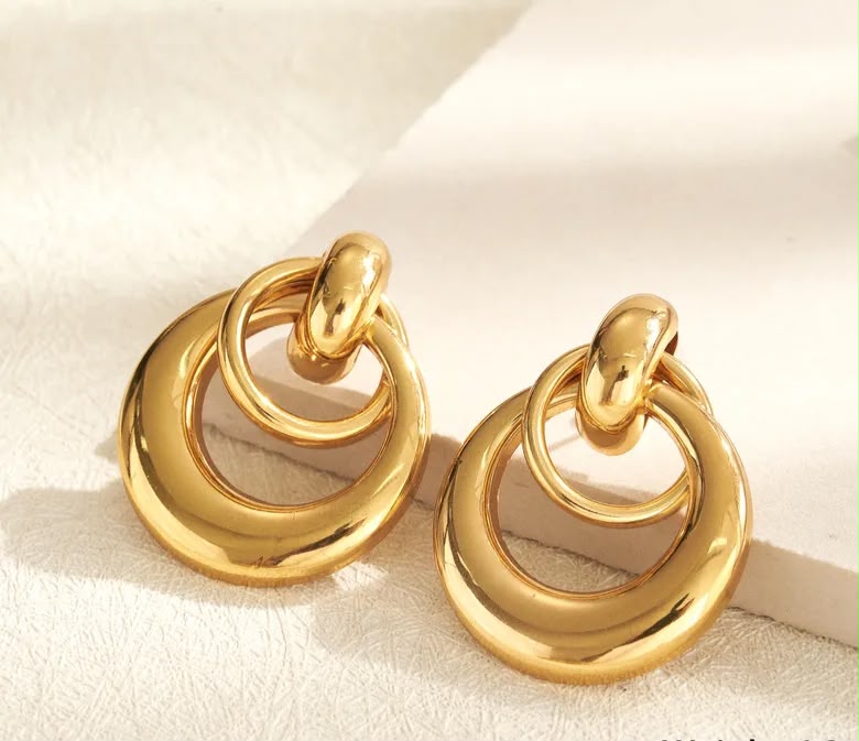 Aretes dorados multiaros entrelazados