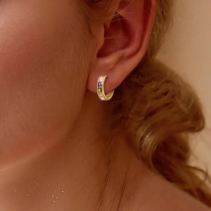 Aretes huggies dorados circonias multicolor