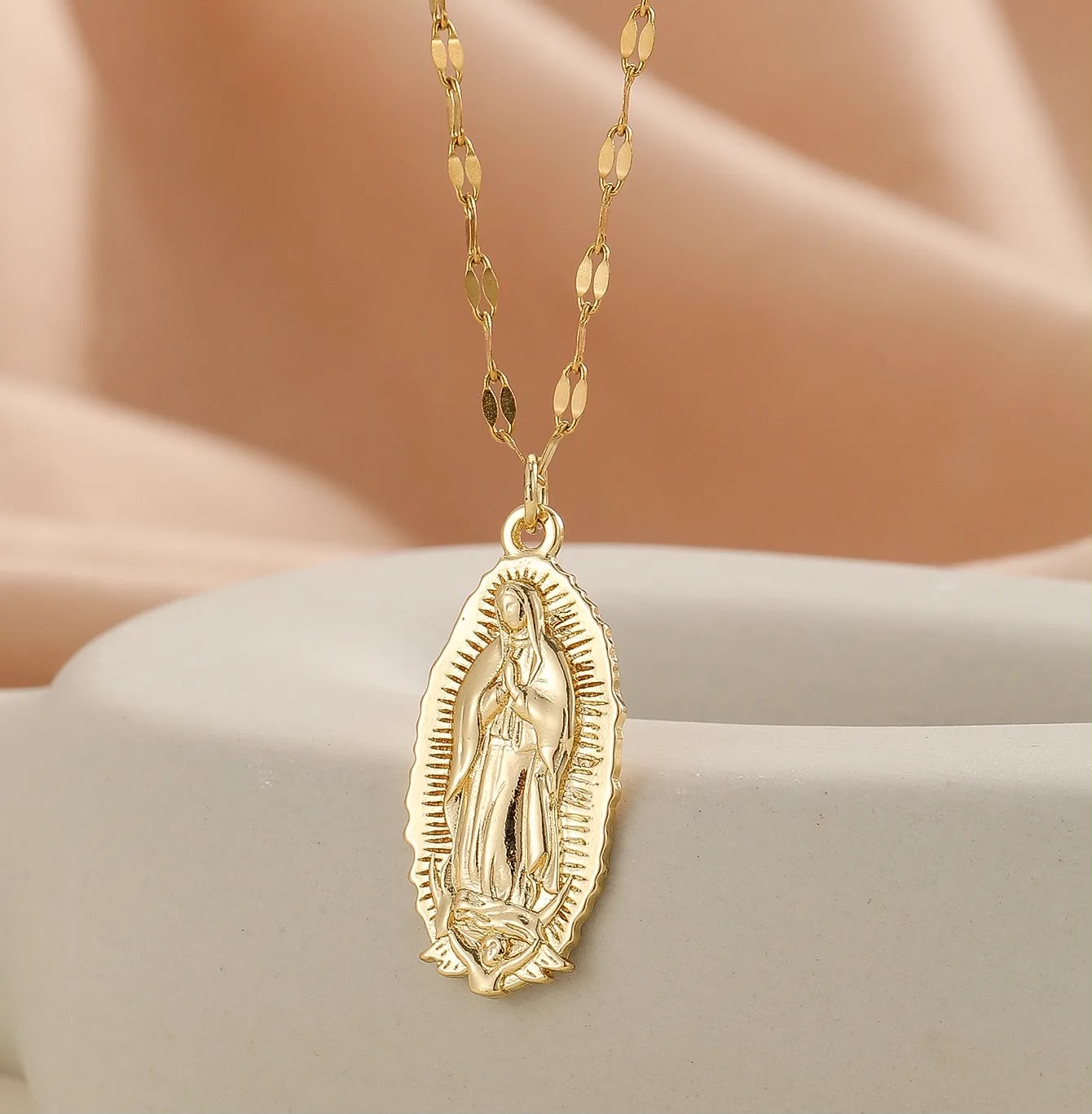 Collar dorado cadena de labios dije silueta Virgen de Guadalupe