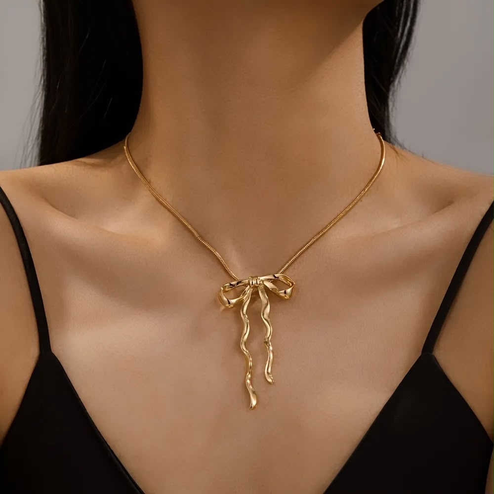 Collar dorado cadena cola de ratón dije moño rígido