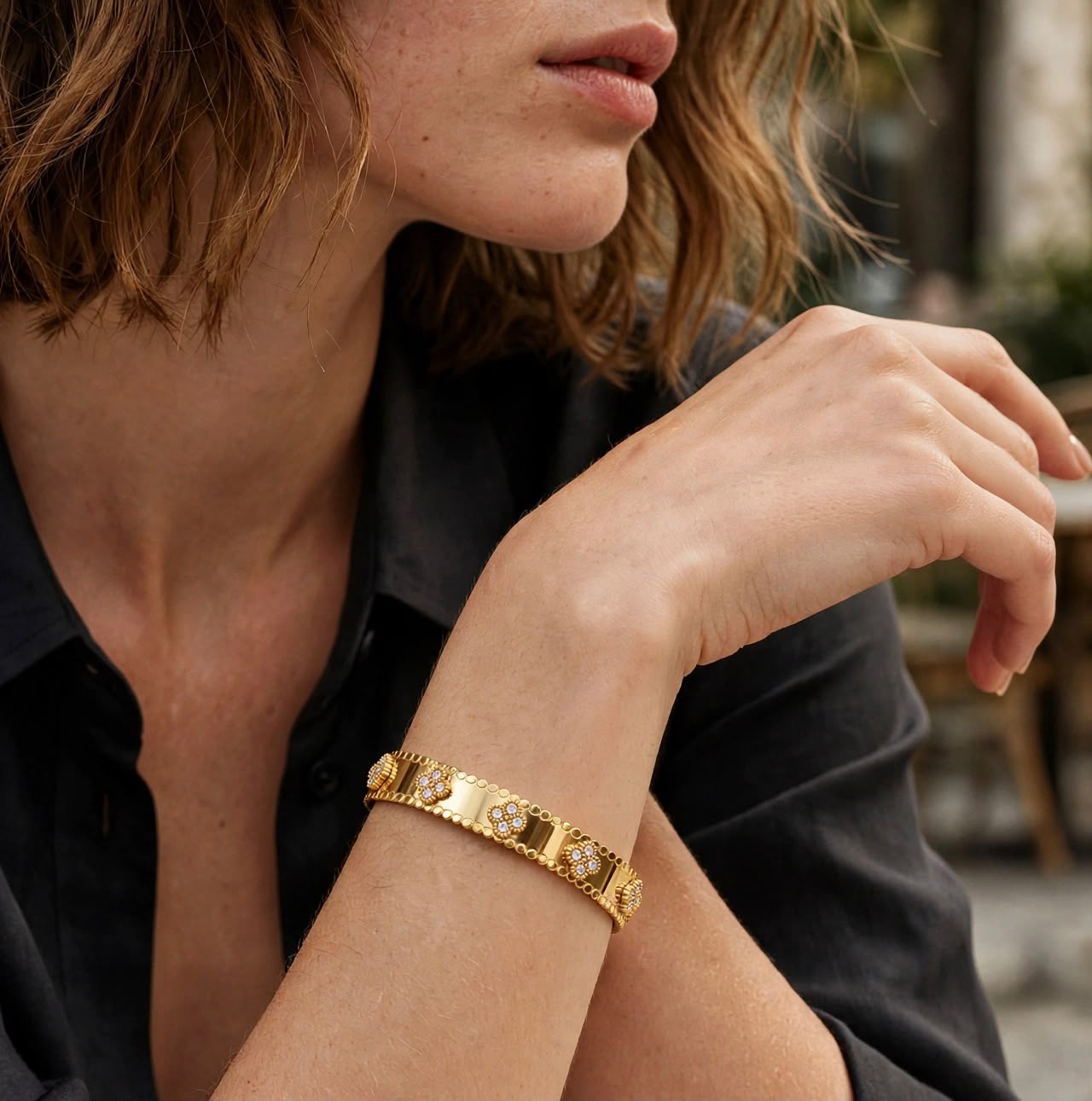 Brazalete dorado guía de treboles Van Cleef circonias blancas