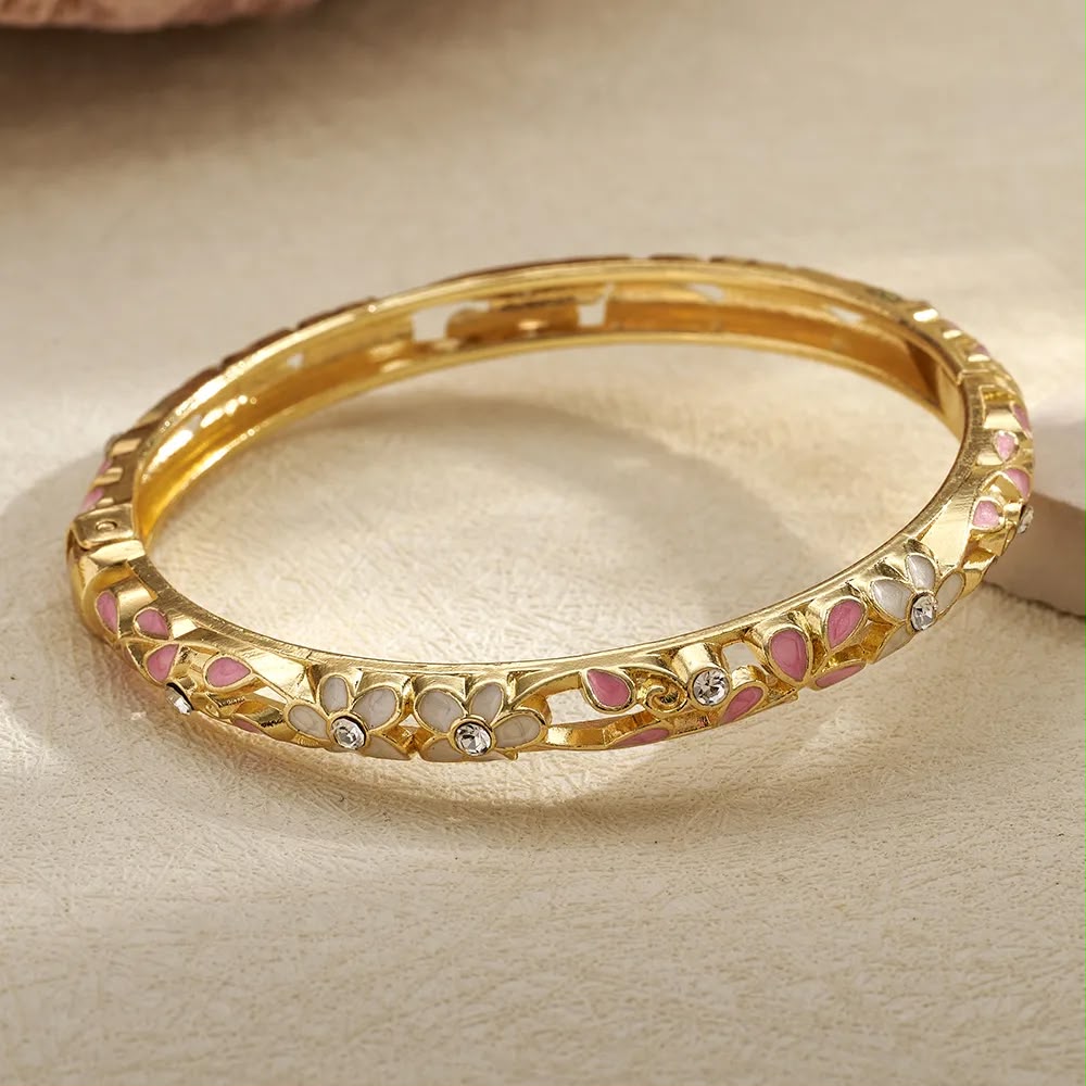 Brazalete dorado delgado esmaltado flores blancas y rosas