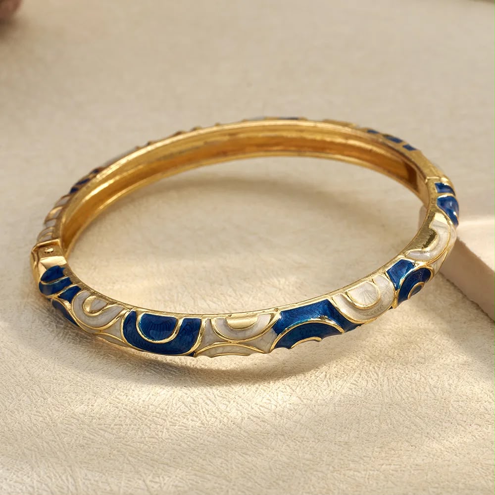 Brazalete dorado delgado esmaltado ondas azules y blancas