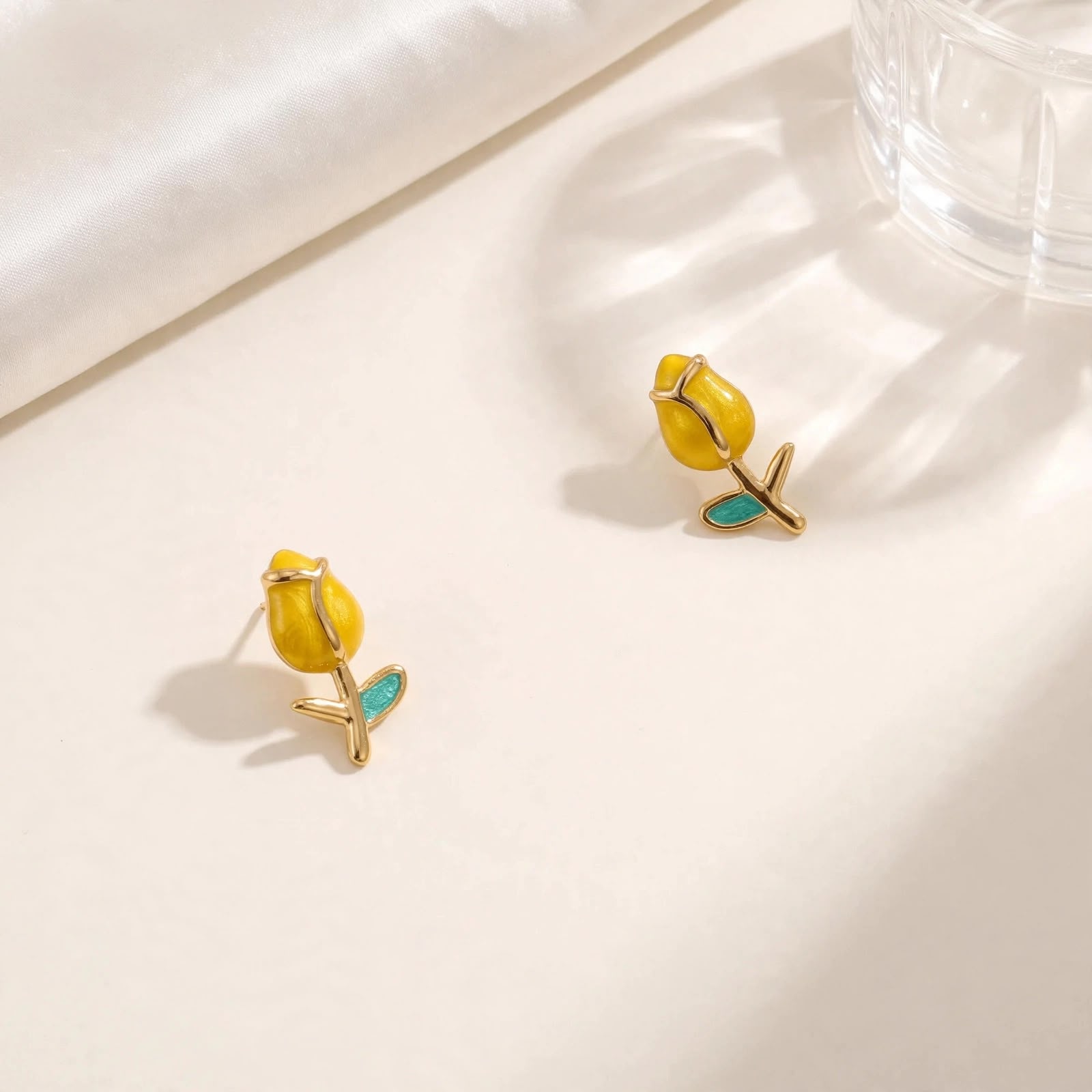 Aretes dorados mini tulipán amarillo esmaltado