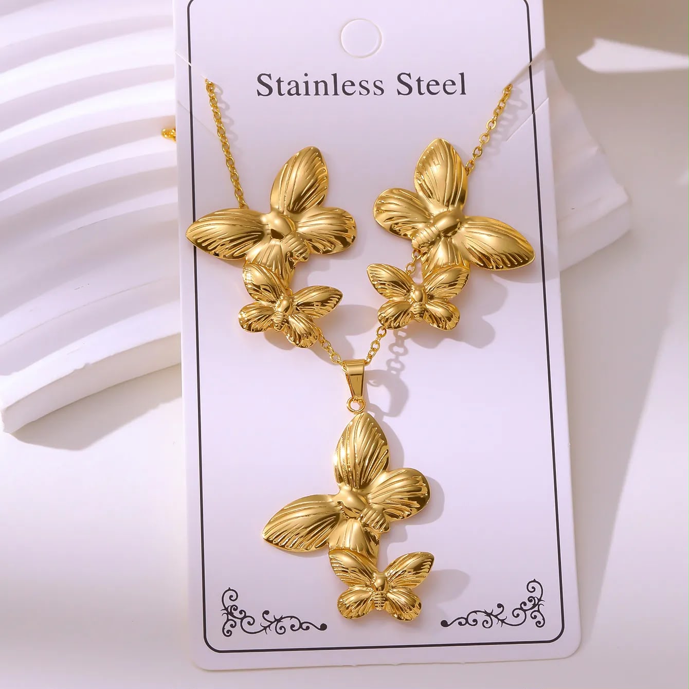 Collar dorado cadena de costura dije texturizado doble mariposa