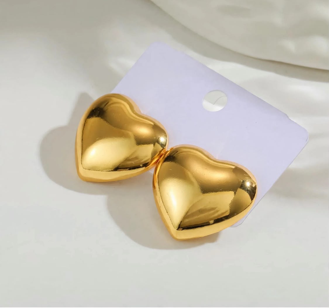 Aretes dorados corazones 3D concavos