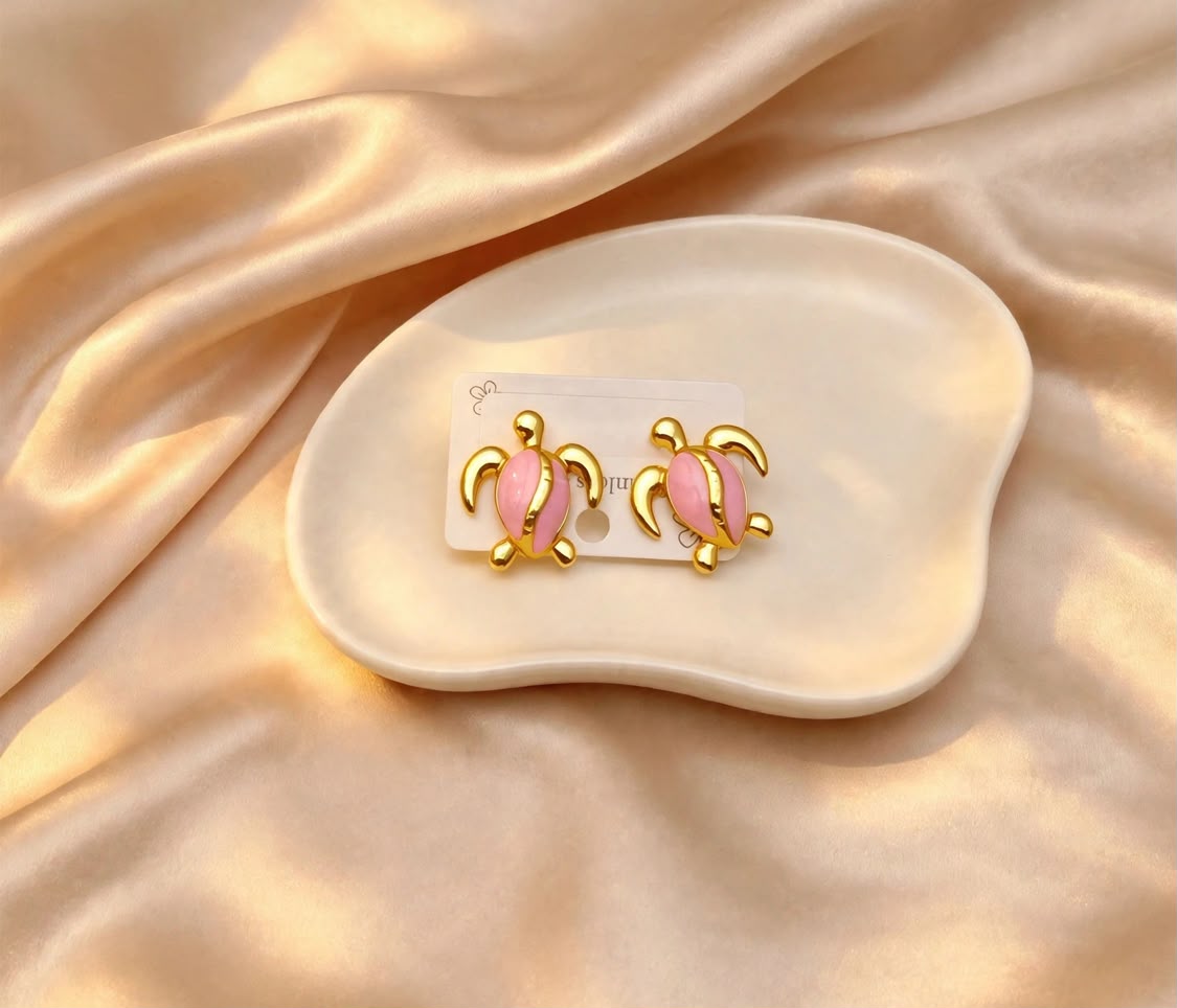 Aretes dorados esmaltados rosas tortuga marina