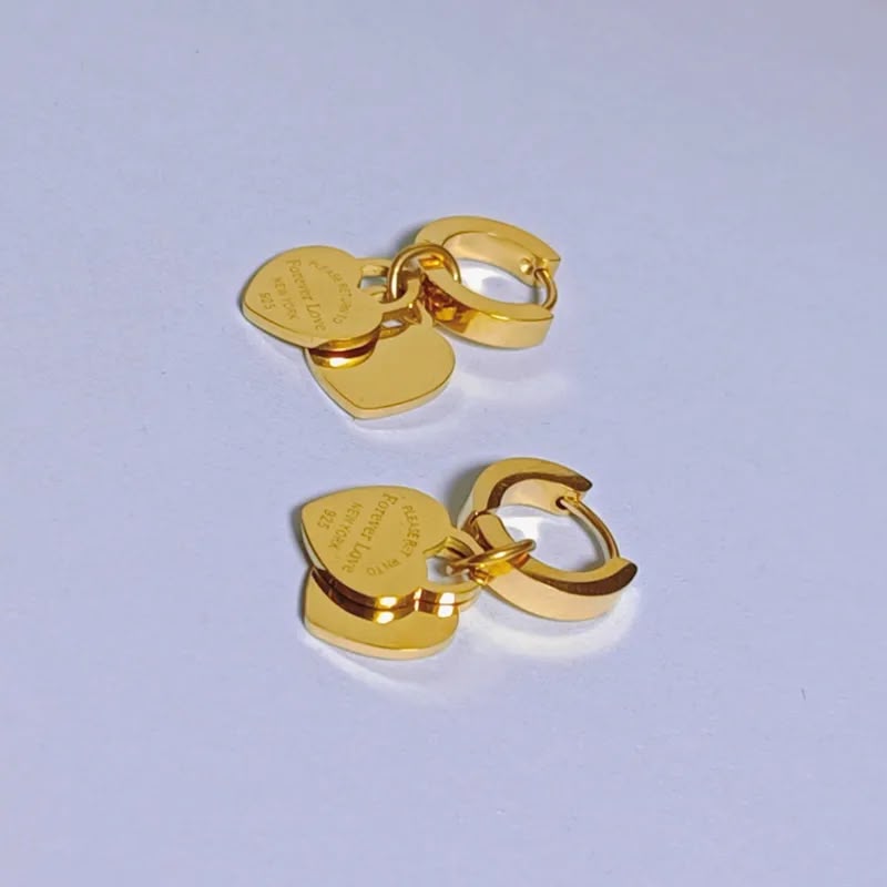 Aretes huggies dorados réplica Tiffany corazón colgante