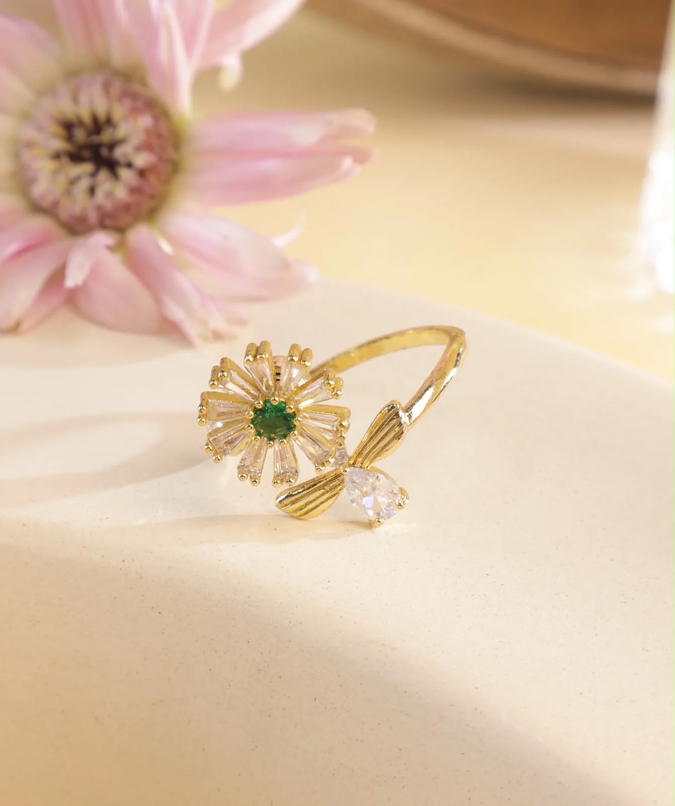 Anillo dorado ajustable margarita circonias blancas y abeja